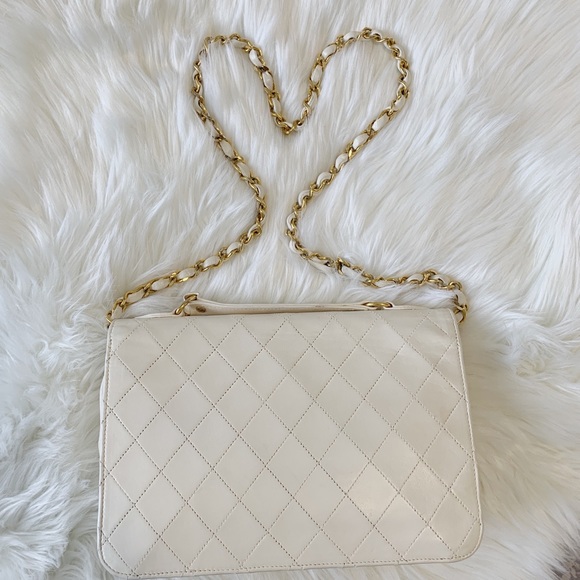 CHANEL Classic Lambskin Vintage Flap Bag - Picture 2 of 7